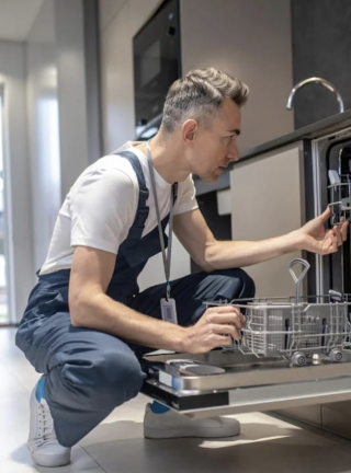 Installateur bei einer Abflussverstopfung